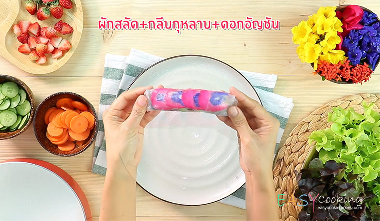ผักสลัด + กลีบกุหลาบ + ดอกอัญชัน