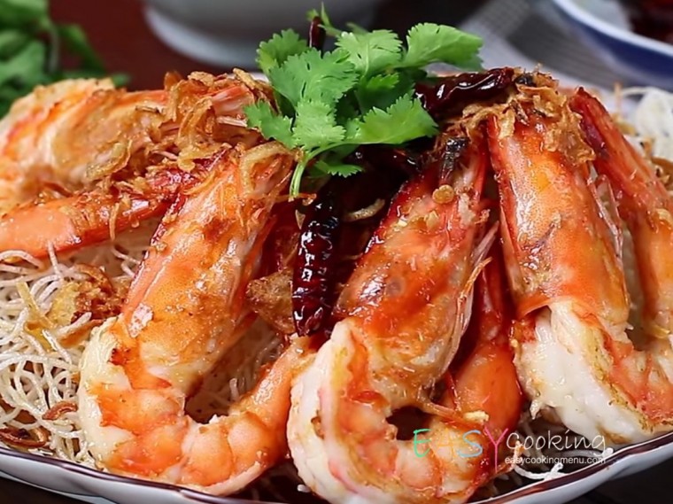 หมี่กรอบกุ้งทอดซอสมะขาม