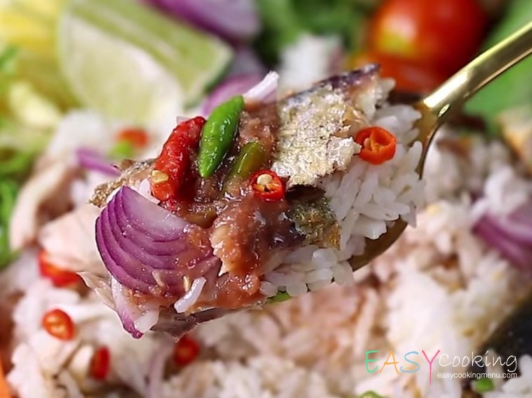 ข้าวขยำปลาทูทรงเครื่อง