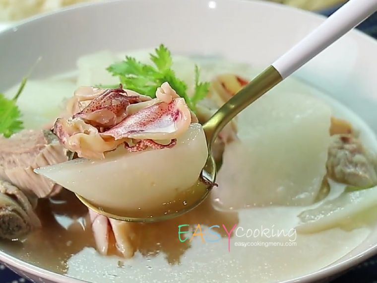 แกงจืดไชเท้าปลาหมึกแห้ง
