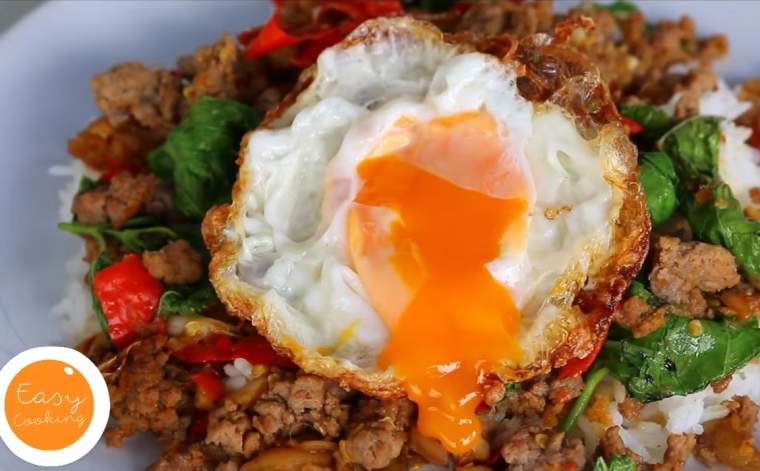 ข้าวผัดกะเพราเนื้อ ไข่ดาว