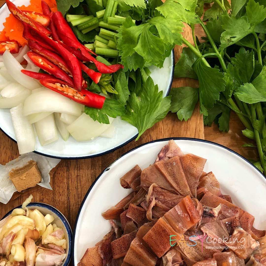 หมึกแห้งผัดขึ้นฉ่าย ส่วนผสม