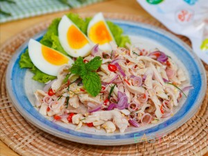 ยำตระไคร้ไก่ฉีก