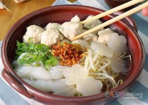 ก๋วยเตี๋ยวเส้นบุกน้ำใสลูกชิ้นไก่ทำเอง