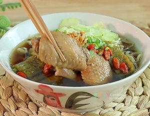 บะหมี่ไก่ตุ๋นมะระ