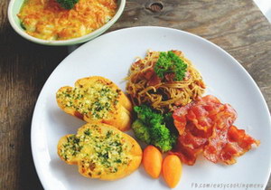 สปาเก็ตตี้เส้น (บะหมี่กึ่งนิชชิน) เบคอนกรอบ