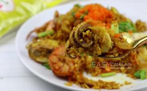 ข้าวผัดผงกะหรี่ซีฟู้ด