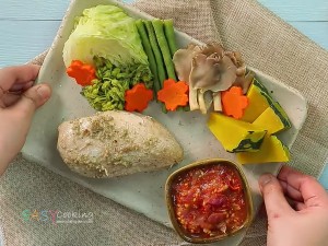 อกไก่นุ่มผักรวมนึ่งแจ่ว
