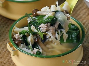 แกงจืดเห็ดใส่ใบโหระพา