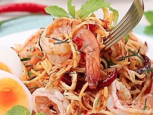 ยำหัวปลีไก่ฉีก