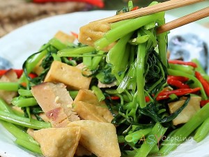 ผัดผักบุ้งเต้าหู้กรอบเจ