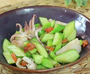 แตงกวาผัดปลาหมึกกุ้งแห้ง