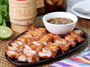 หมูสามชั้นทอดน้ำจิ้มแจ่ว