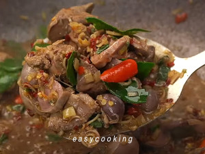 เครื่องในไก่ผัดน้ำปลาร้า