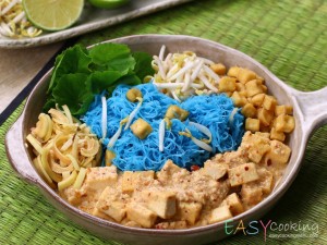 หมี่กะทิเส้นอัญชัน
