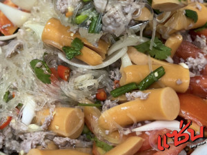 ยำวุ้นเส้น ไส้กรอก
