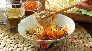 ก๋วยเตี๋ยวน้ำตกหมู น้ำส้มพริกดอง