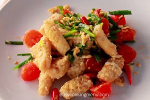 ปลาหมึกผัดไข่เค็มคั่วแห้ง (คลิป)